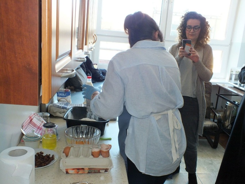W Starachowicach Ukraińcy uczyli młodzież pieczenia swoich świątecznych ciast. Zobacz zdjęcia
