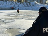 Pod żadnym pozorem nie wchodź na lód! To bardzo niebezpieczne i może dojść do tragedii (WIDEO)