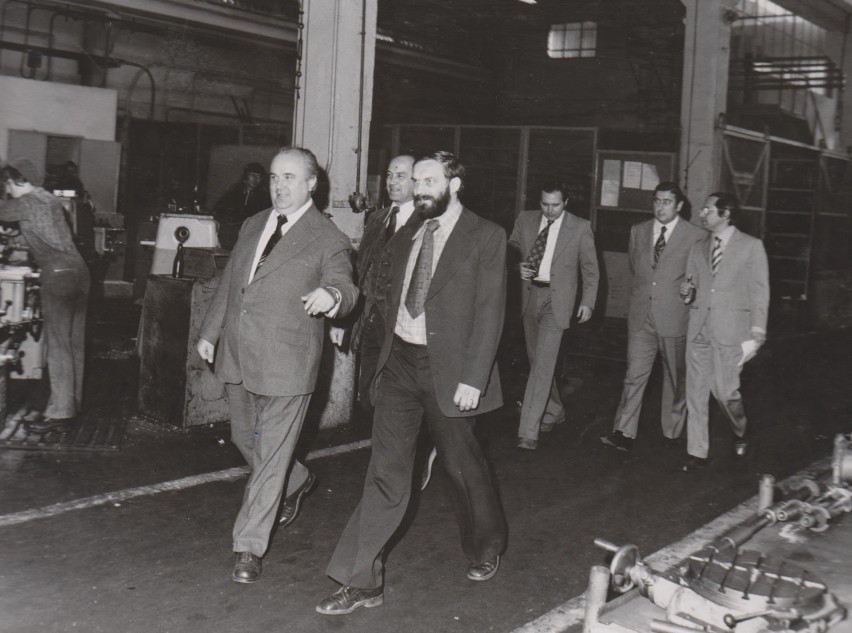 1977 r. Delegacja z Włoch zwiedza hale produkcyjne