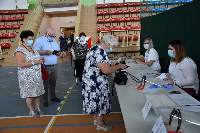Wybory 2020 w Chodzieży i powiecie chodzieskim: Jaka frekwencja? Czy w lokalach były kolejki? [ZDJĘCIA]