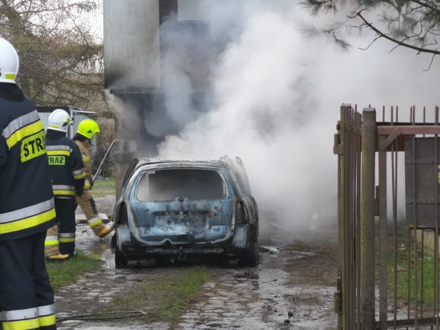 W Michalu w powiecie świeckim spłonął garaż, a w nim samochód