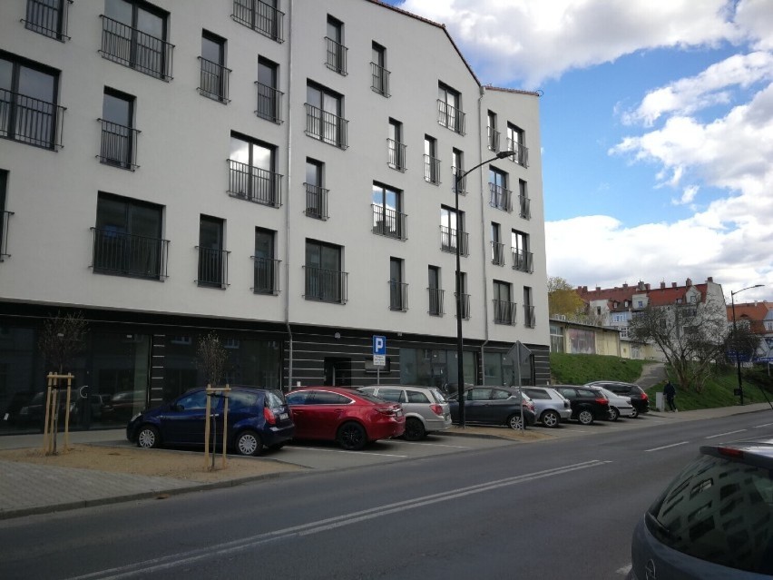 Ulica Okrzei i nowy budynek na rogu z ulicą Sienkiewicza.
