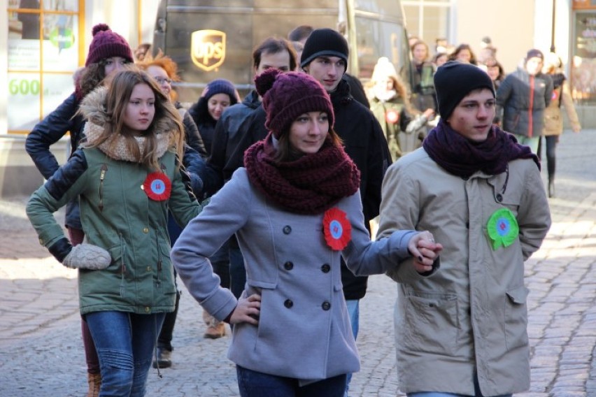 Polonez na ulicach Tczewa. Zatańczyli maturzyści z siedmiu szkół [FILM, ZDJĘCIA]