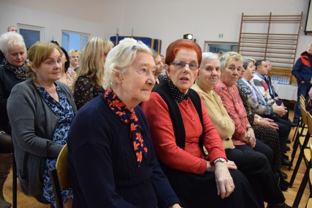 Uczestnicy zajęć w klubie seniora w Parsęcku na jego otwarciu