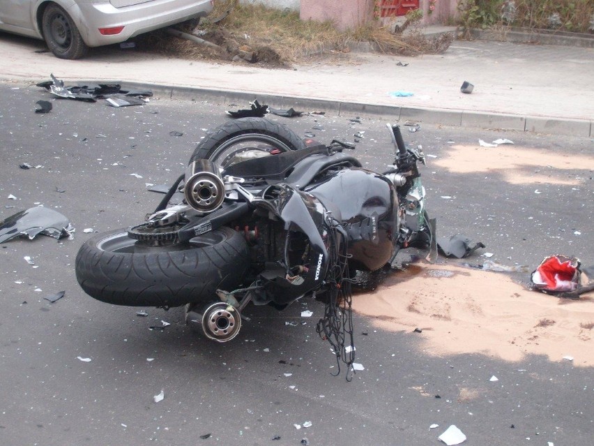 Trzebinia: wypadek w centrum miasta. Motocyklista rozbił się o forda [ZDJĘCIA]