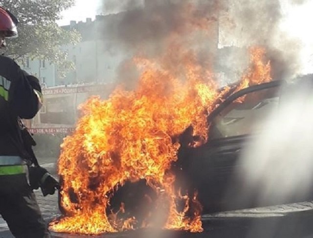 W poniedziałek około godz. 8 na skrzyżowaniu ulic Hetmańskiej i Kasprzaka zapalił się jeden z samochodów. Ogień rozprzestrzeniał się bardzo szybko i sytuacja wyglądała bardzo niebezpiecznie. Na szczęście nikomu nic się nie stało. Zobacz zdjęcia ----->