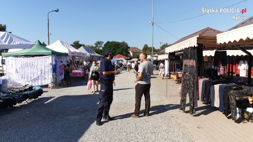 Będzin: Policjanci na targowisku egzekwowali przestrzeganie nakazów związanych z covid-19