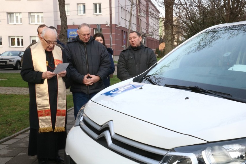 Nowy bus będzie woził uczestników Warsztatów Terapii Zajęciowej (zdjęcia) 