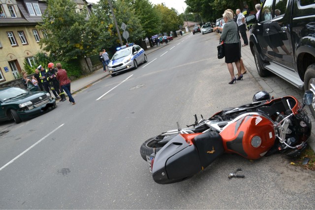Wypadek motocyklisty na ul. Dworcowej. Zderzył się z volkswagenem passatem