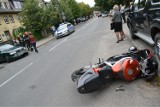 Wypadek motocyklisty na ul. Dworcowej. Zderzył się z volkswagenem passatem