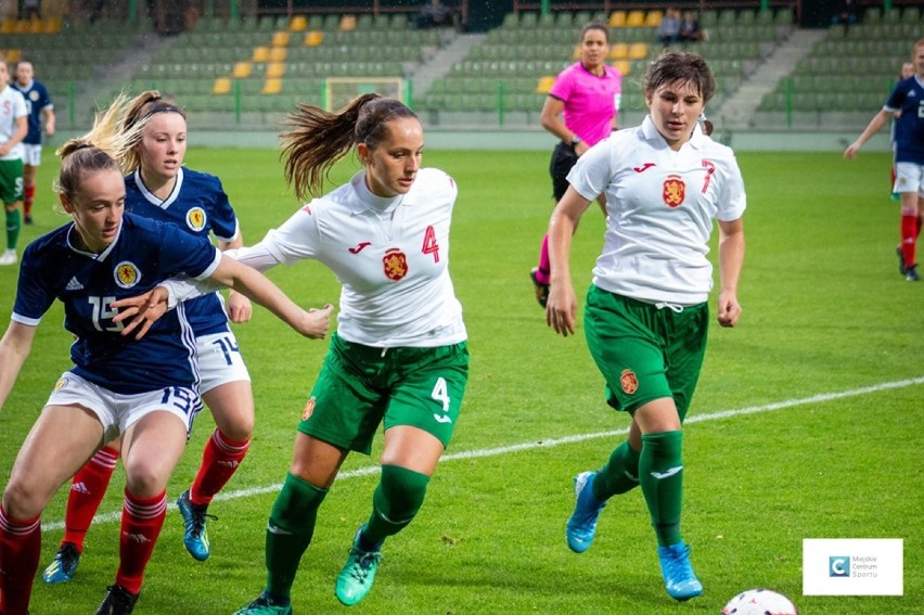 Bełchatów: Szkotki i Bułgarki zagrały w piłkę na bełchatowskim stadionie
