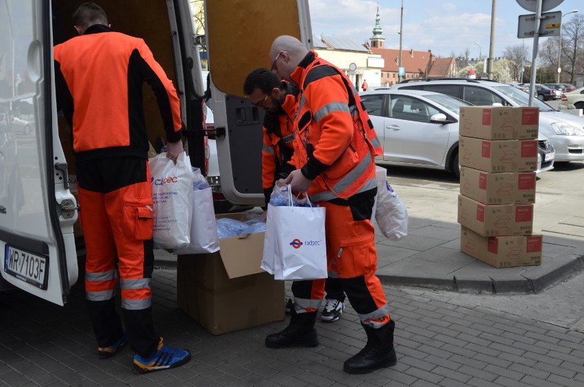 Spółka RADPEC z Radomia pomaga medykom w czasie epidemii. Przekazała maseczki i środki ochronne