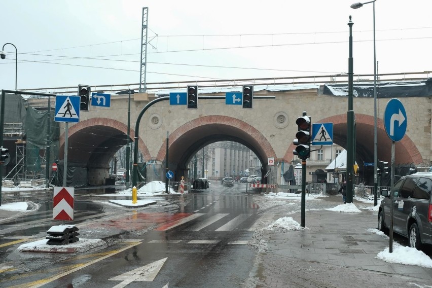 Kraków. Kończą układać elewację na wiadukcie kolejowym nad ulicą Grzegórzecką [ZDJĘCIA] 