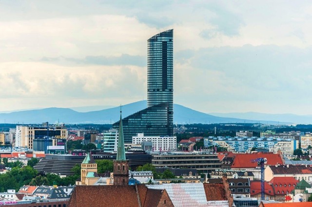 Światowi giganci, mający swoje fabryki i zakłady pracy we Wrocławiu, szukają pracowników lub lada moment będą rekrutować. Sprawdź najciekawsze oferty pracy. Kliknij w pierwsze zdjęcie i kieruj się strzałkami, by przeglądać dalej.