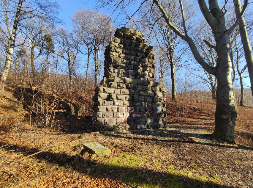 Tajemniczy pomnik w lesie w Wałbrzychu. Kiedyś na Dolnym Śląsku były ich setki, dziś o nich zapomniano - zdjęcia