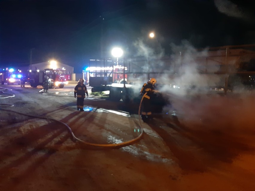 Straż Pożarna Śrem. Nocny pożar w Mszczyczynie. Z ogniem walczyło 21 strażaków