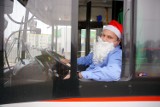 Mikołajki z komunikacją miejską: za kierownicą autobusu zasiadł Święty Mikołaj. Wyjechał też specjalny trolejbus
