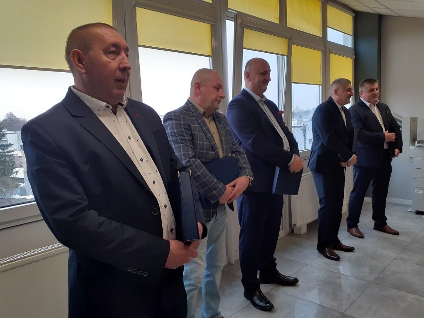 Pożegnanie pięciu zasłużonych policjantów z KPP w Radomsku. Po 30 latach służby odeszli na emeryturę
