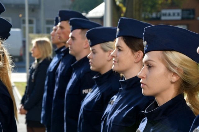 6 kobiet i 22 mężczyzn zasili szeregi podlaskiej policji. W piątek, 27 września, nowo przyjęci mundurowi złożyli ślubowanie przed komendą wojewódzką.