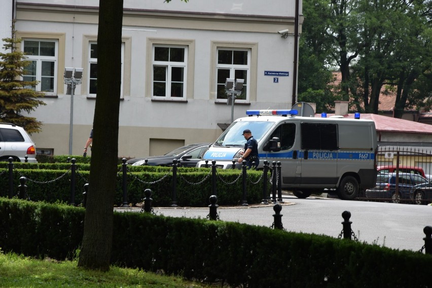 Alarm bombowy w wieluńskim starostwie. Interweniowała policja ZDJĘCIA
