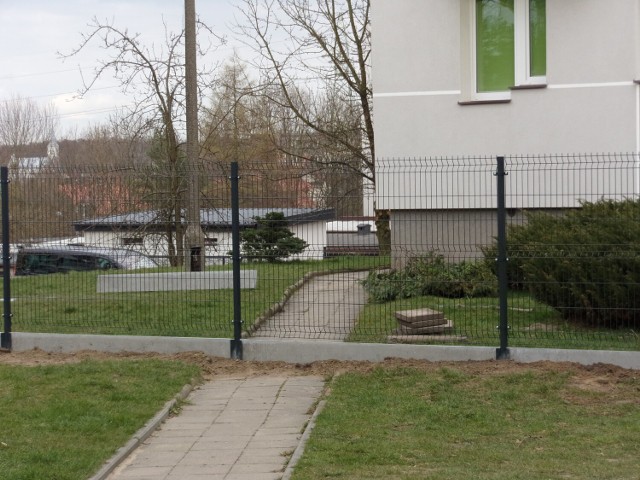 Między blokami przy ul. Nieszawskiej w Lipnie stanął płot