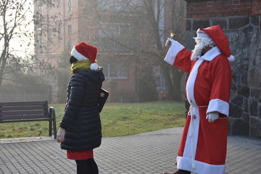 Przedszkolaki ze Słonecznej Gromady witają zagubionego...