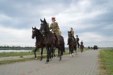 Jutrosin. Znad zalewu w Jutrosinie ruszył pierwszy historyczny Rajd Konny Śladami Czartoryskich! [ZDJĘCIA]