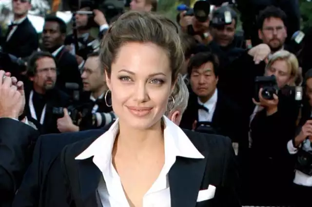 Angelina Jolie urodziła się 4 czerwca 1975 roku w Los Angeles. Niedawno skończyła więc 48 lat. Jest córką Jona Voighta, również wielkiego aktora. Jej matką jest Marcheline Bertrand, także aktorka. Angelina Jolie była więc skazana na to, by pójść w ślady rodziców. Zadebiutowała u boku ojca w 1982 roku w filmie "Szukając wyjścia". Miała wówczas zaledwie 7 lat.

Na zdjęciu: tak Angelina Jolie wyglądała w 2004 roku na Festiwalu Filmowym w Cannes.

Angelina Jolie skończyła właśnie 48 lat. Tak dziś wygląda. Zobaczcie zdjęcia >>>>

