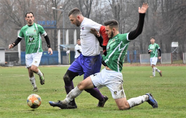 Finał Fortuna Regionalnego Pucharu Polski w oświęcimskim podokręgu: Hejnał Kęty - LKS Rajsko 3:4. Na zdjęciu: Przemysław Dudzic (w białej koszulce) w starciu w obrońcą Rajska - Dawidem Welberem.