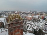 Remont wieży zamkowej w Żarach. Zasypana śniegiem, na zdjęciach z drona, robi niezwykłe wrażenie