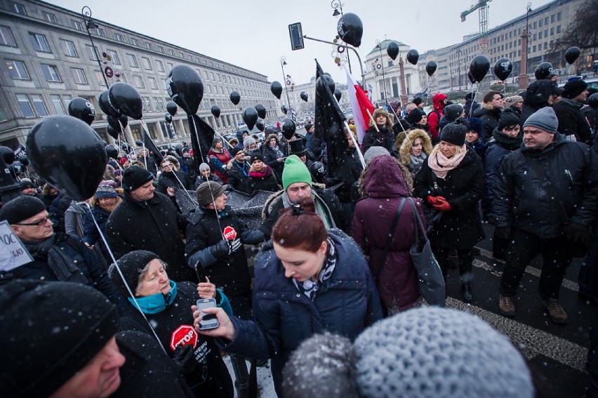 Protest frankowiczów, Warszawa. Czarna procesja oszukanych...