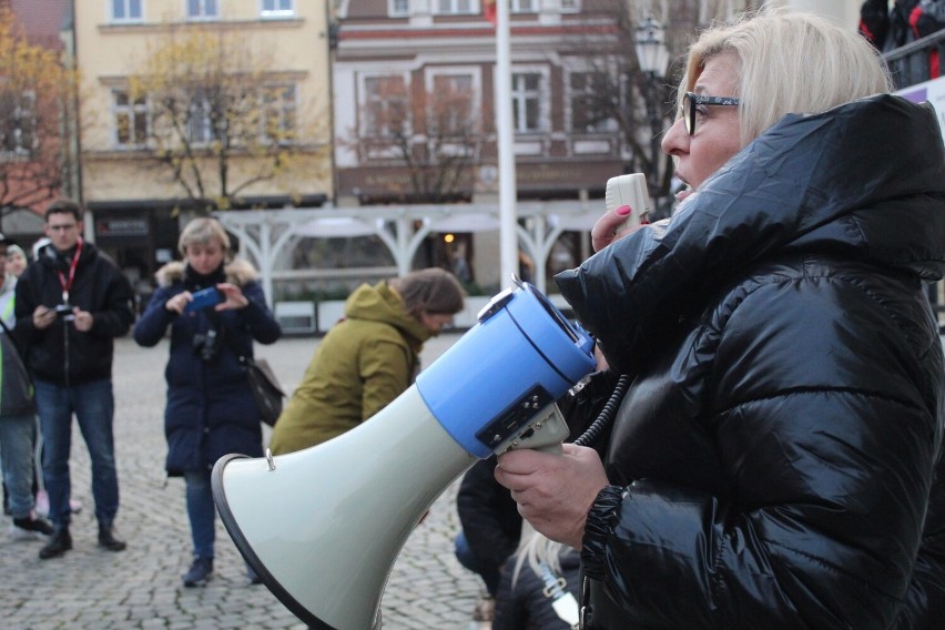 Mieszkańcy Leszna protestowali po śmierci 30 – letniej Izabeli, która zmarła na sepsę w szpitalu w Pszczynie 