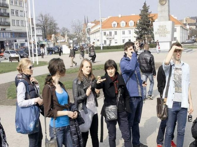 Grupa studentów z Poznania poznała centrum miasta podczas spaceru. (