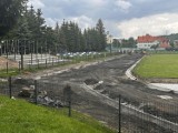 Na 100. urodziny stadion w Gorlicach zmieni się nie do poznania. Trwa budowa tartanowej bieżni, wokół pierwszej płyty