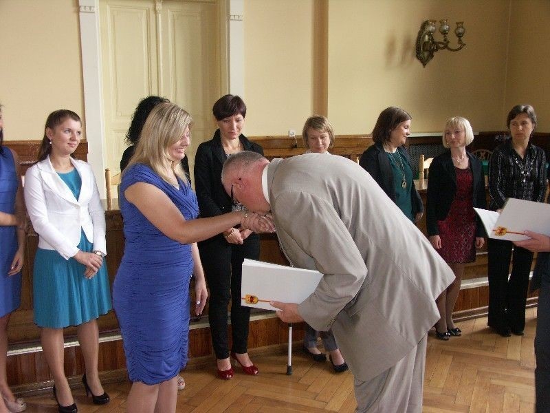 13 nauczycieli miejskich szkół i przedszkoli w Tomaszowie awansowało na wyższy stopień zawodowy.