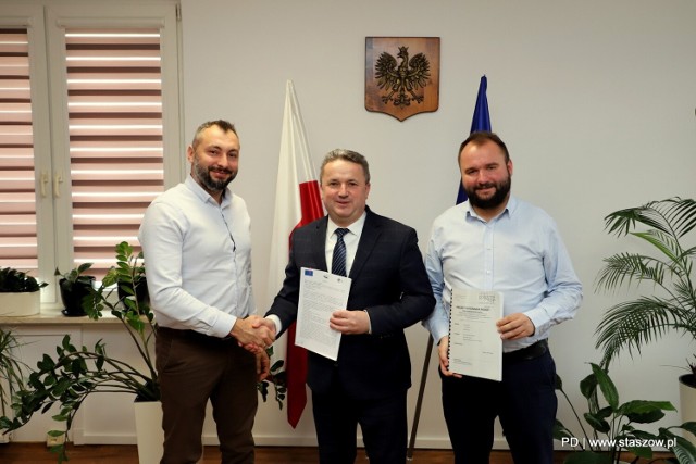 Umowę na wykonanie inwestycji podpisano w Urzędzie Miasta i Gminy w Staszowie