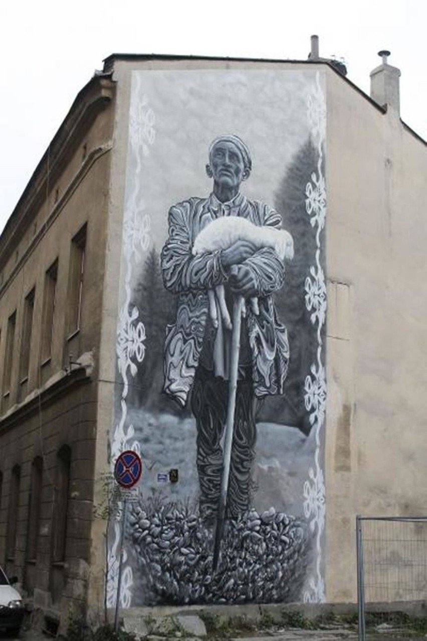 „Pasterz” to czarno-biały mural przedstawiający  postać...