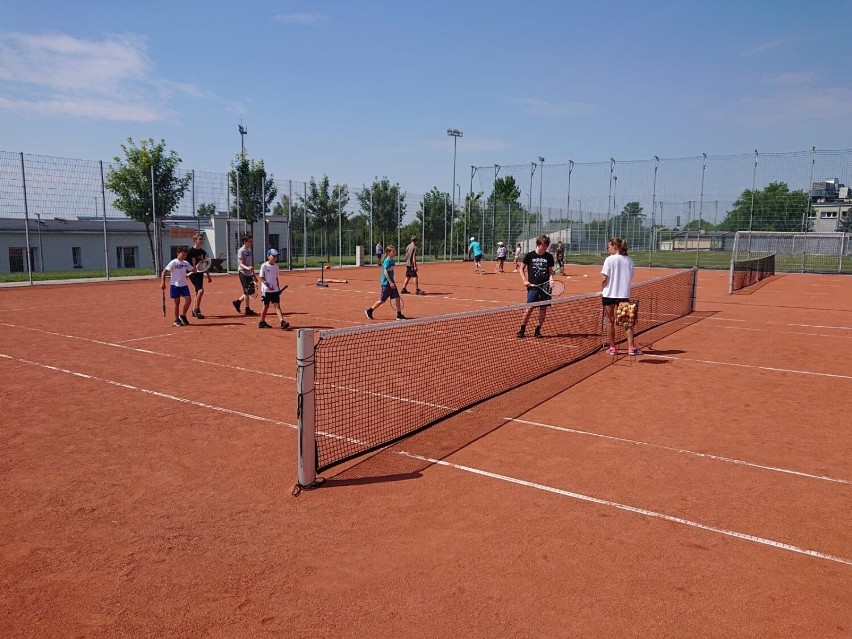 Trwają wakacyjne zajęcia tenisa ziemnego w Busku-Zdroju. Zobacz zdjęcia