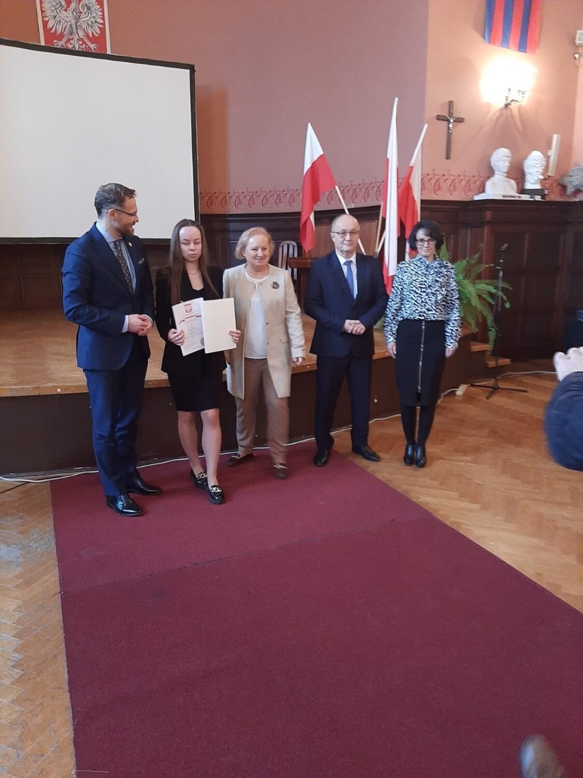 Wręczenie dyplomów stypendystom Prezesa Rady Ministrów. Natalia Jarzyna i Krzysztof Mielcarz zostali stypendystami