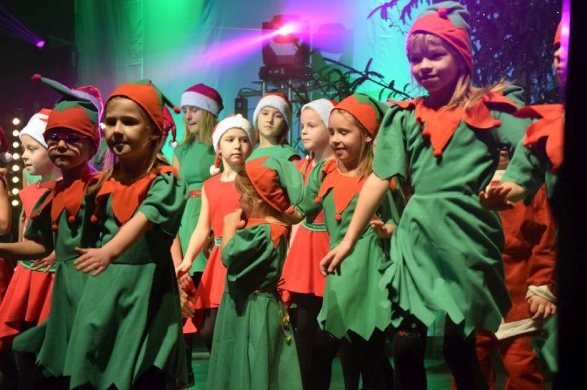 Mikołajki w Skokach. Na scenie zatańczyły  i zaśpiewały Skoczki [FOTO I VIDEO]