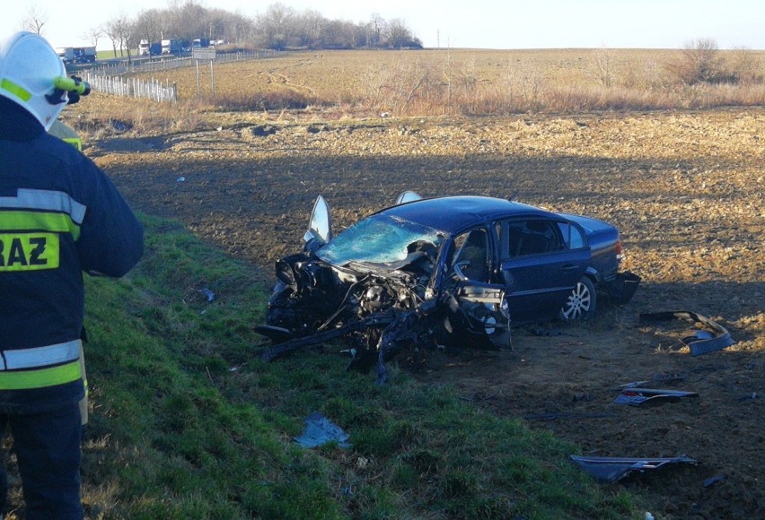 Wypadek na trasie Wrocław - Świdnica. Czołowe zderzenie opla...