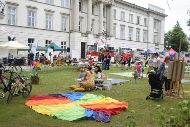 Wiele osób, całych rodzin, przyszło w sobotę na deptak w Radomiu, na „Piknik PRL”
