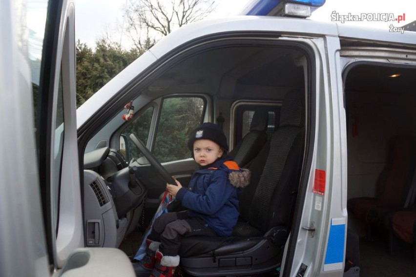 Policjanci spełnili marzenie 4-latka. Chłopiec na jeden dzień został mundurowym