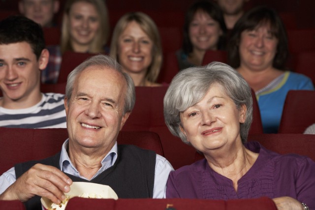 Bilety do teatru lub kina to dobry pomysł na prezent dla dziadków. Na pewno się ucieszą i w ten sposób ciekawie spędzą czas.