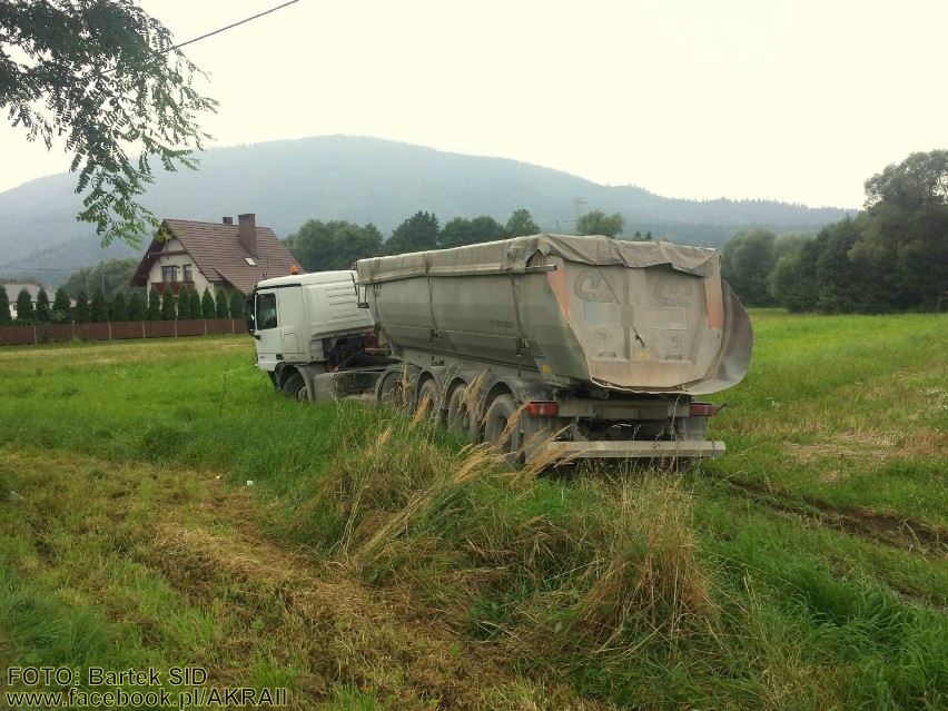 Wypadek w Kobiernicach. Zderzenie osobówki z ciężarówką. Kierowca w szpitalu [ZDJĘCIA]