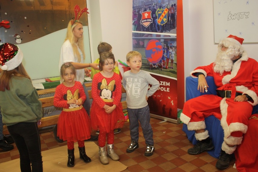 Kibice Odry Opole zaprosili dzieci z domów dziecka na spotkanie ze św. Mikołajem [ZDJĘCIA]