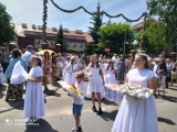 Boże Ciało 2022 w Tomaszowie. Tłumy mieszkańców na procesji z parafii  św. Królowej Jadwigi [ZDJĘCIA]