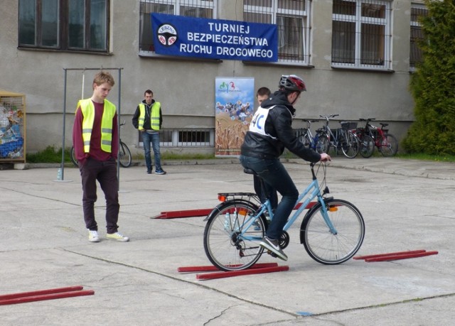 W Szkole Podstawowej nr 12 przeprowadzono dziś (15 kwietnia) Turniej Bezpieczeństwa w Ruchu Drogowym dla uczniów szkół podstawowych i gimnazjów z terenu miasta i powiatu.