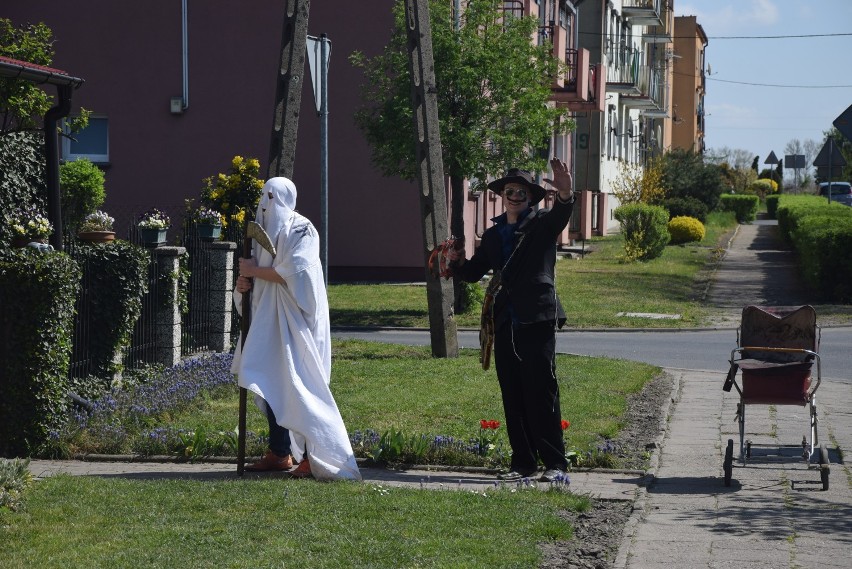 Tradycyjne "murzenie" w Głuchowie w wielkanocny poniedziałek