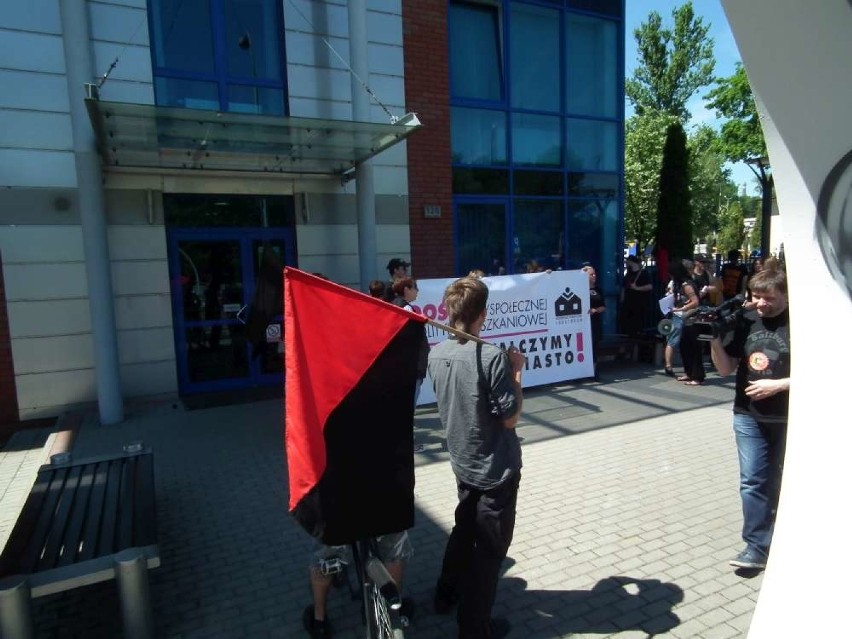 Pikieta w Poznaniu: Anarchiści protestowali przed Aquanetem